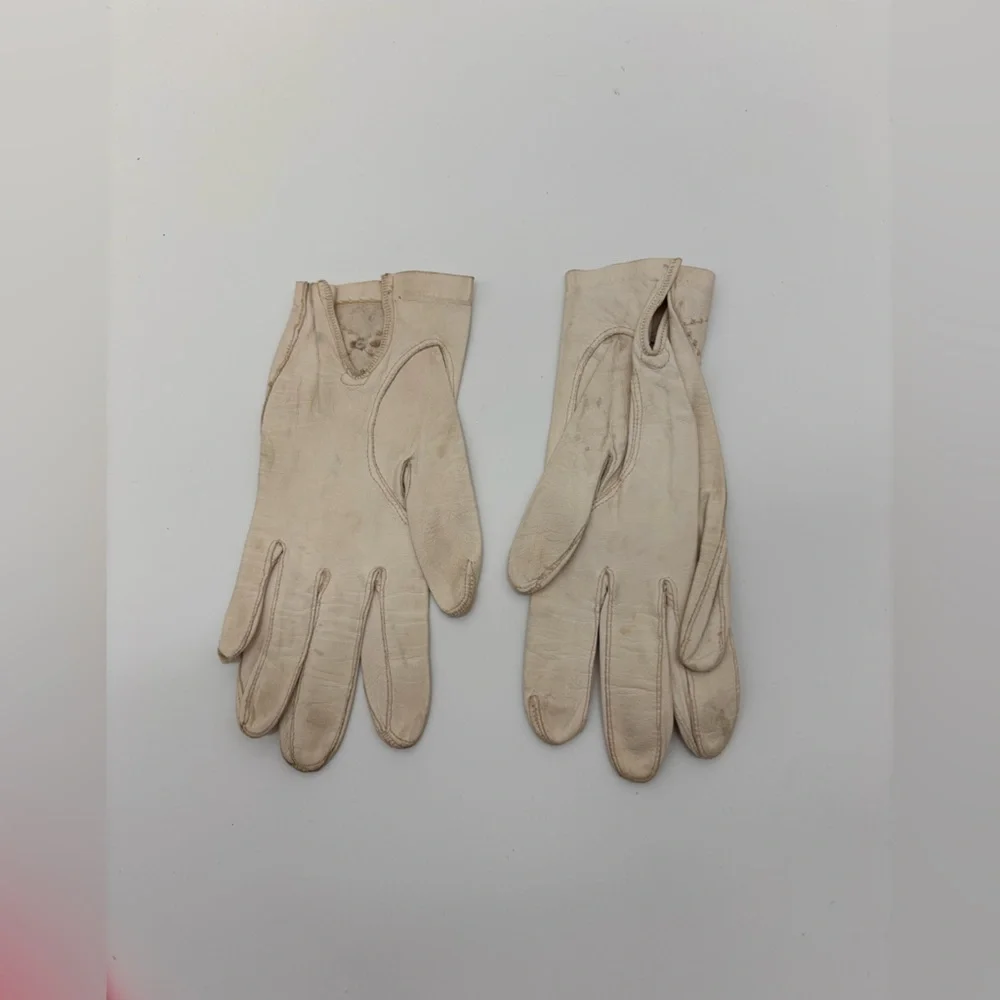 Vintage Cream Kid Leather Gloves with Embroidered Diamond Bow Detail – Size 6½–7